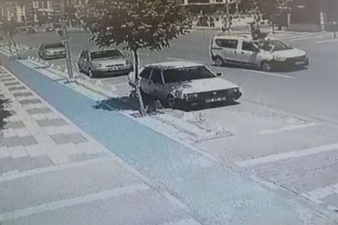 Aracın çarparak yola savurduğu yaya hafif yaralandı